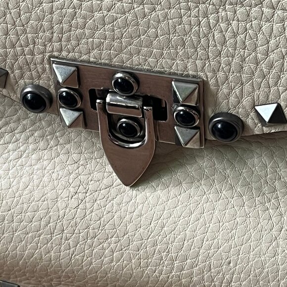 Valentino Garavani Rockstud grainy calfskin crossbody bag Light Ivory - Picture 9 of 14